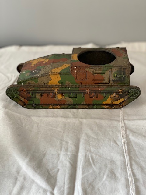 very rare huntley and palmers biscuit tin in shape of tank 1927 has turret  missing (248) - Station Antiques & Collectibles