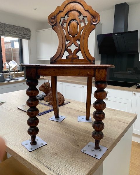 Antique Victorian oak hall chair with bobbin turned front legs circa 1880  (1243)