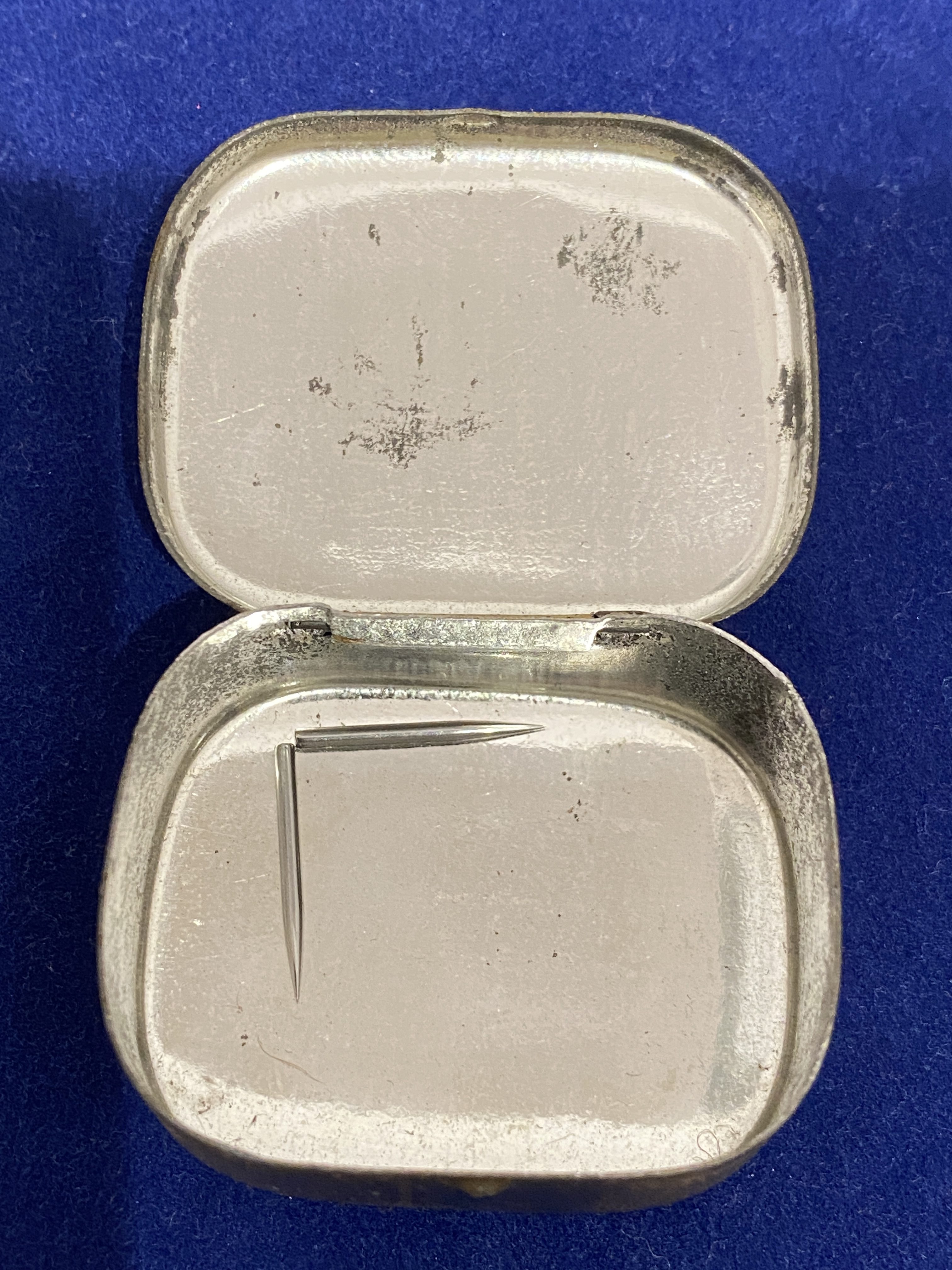 Vintage His Master Voice gramophone needle ."Nipper Tin".1930's (1250) - Image 3