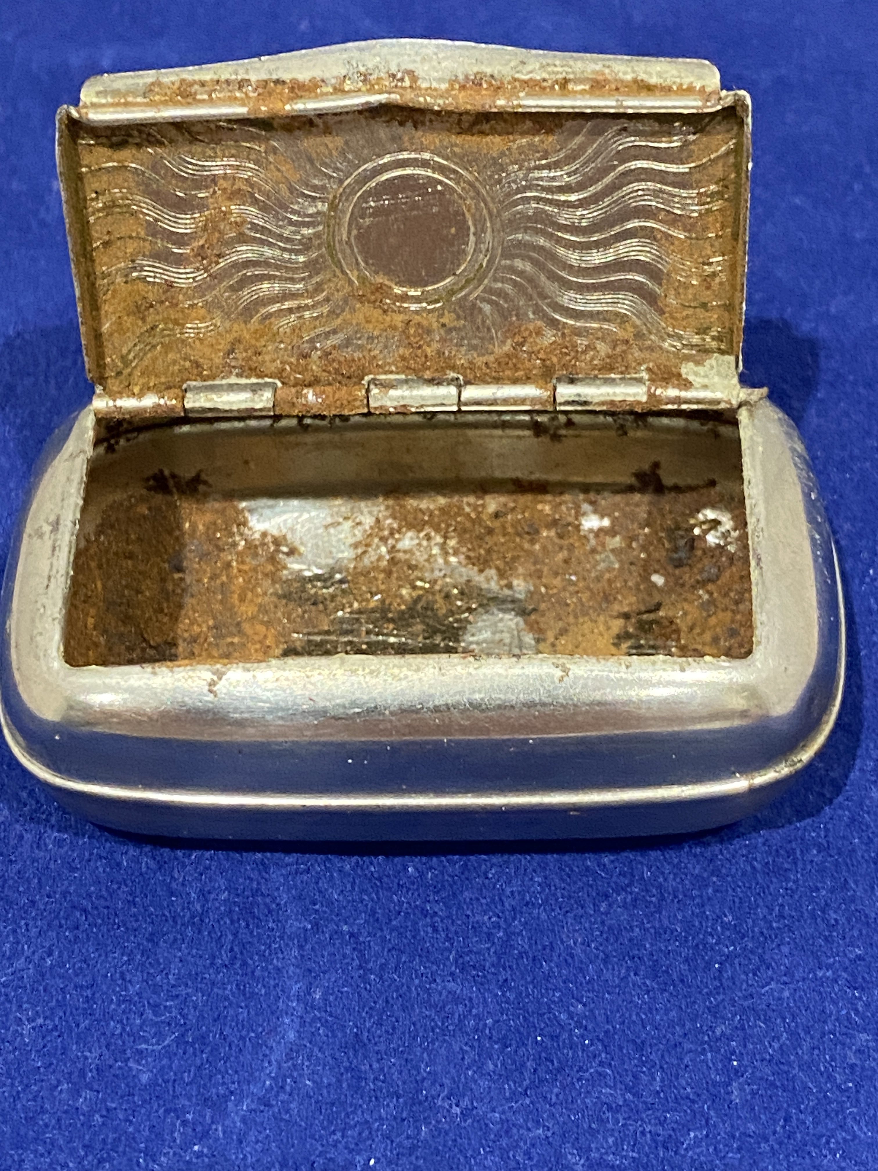 Silver plated sunburst snuff box (1252) - Image 2