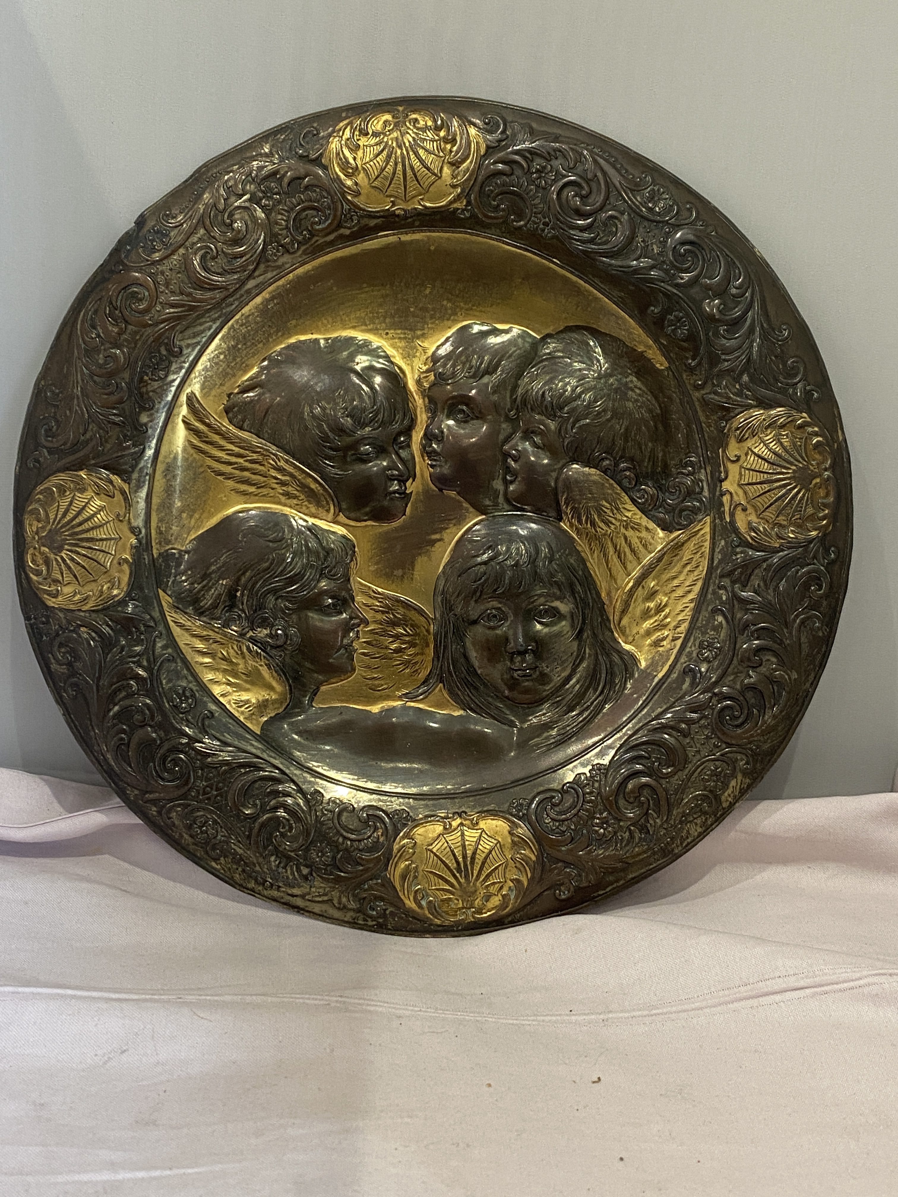 Vintage repoussé plaque of four winged angels (1255) - Image 2