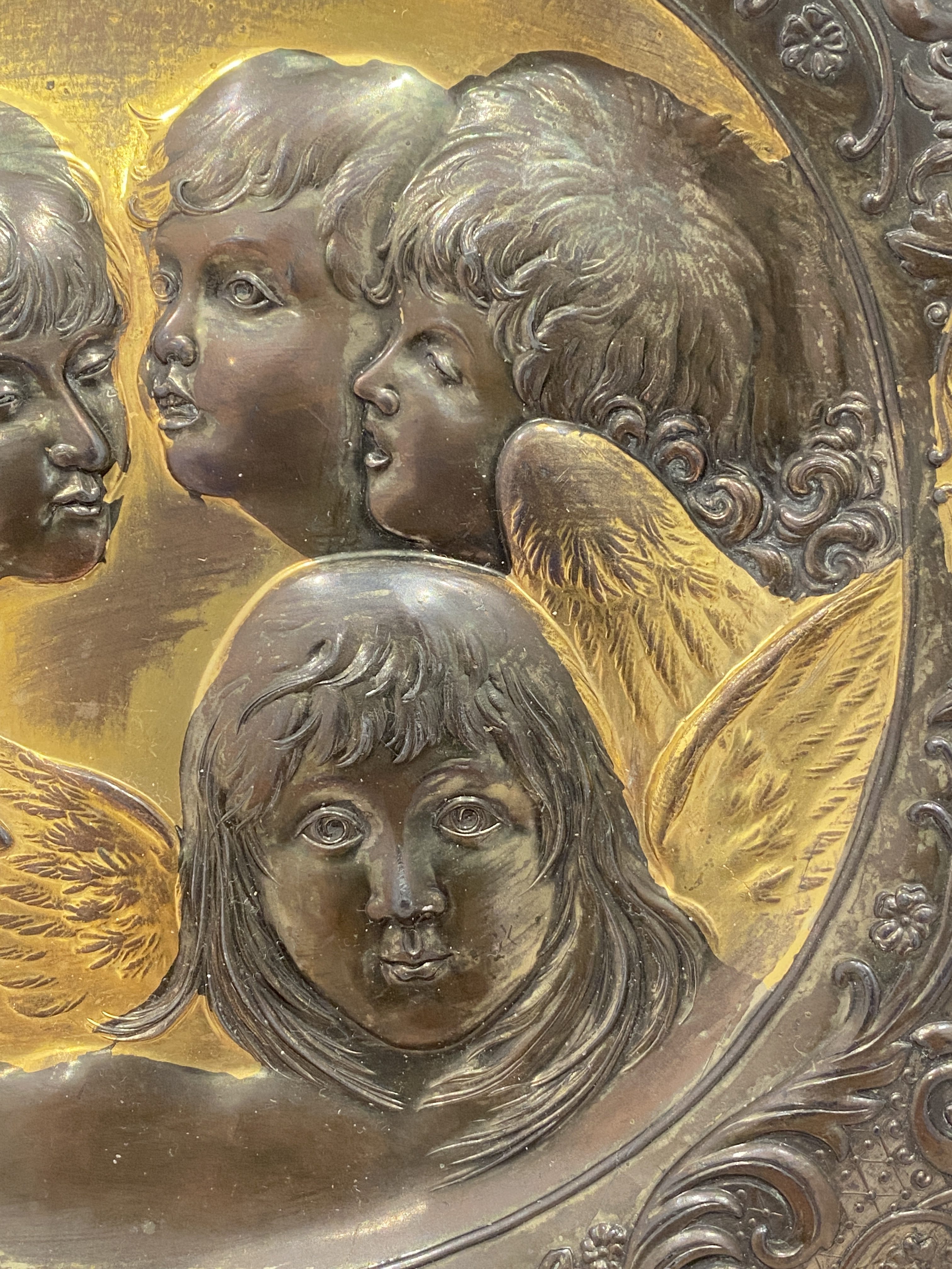 Vintage repoussé plaque of four winged angels (1255) - Image 10