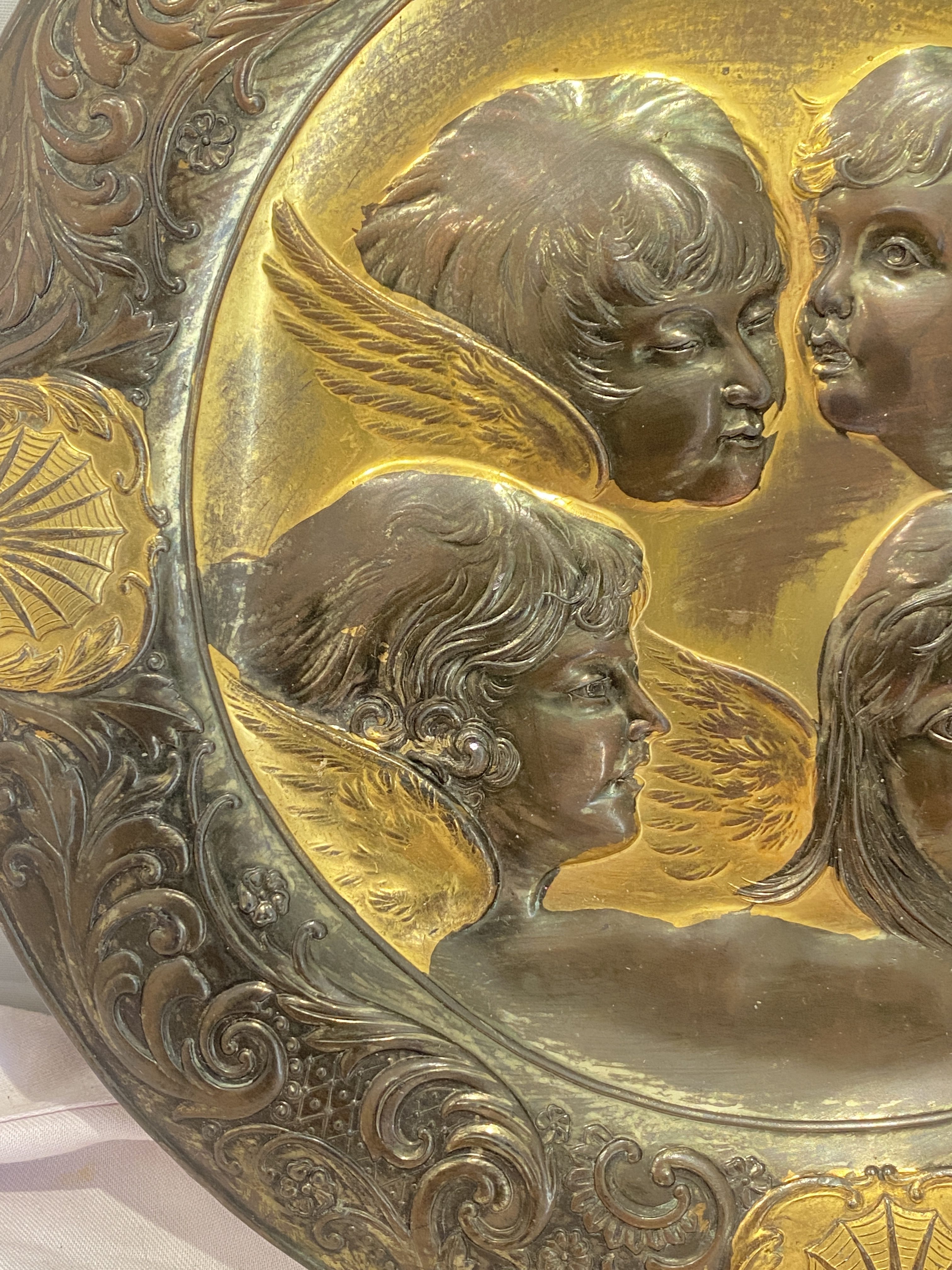 Vintage repoussé plaque of four winged angels (1255) - Image 9