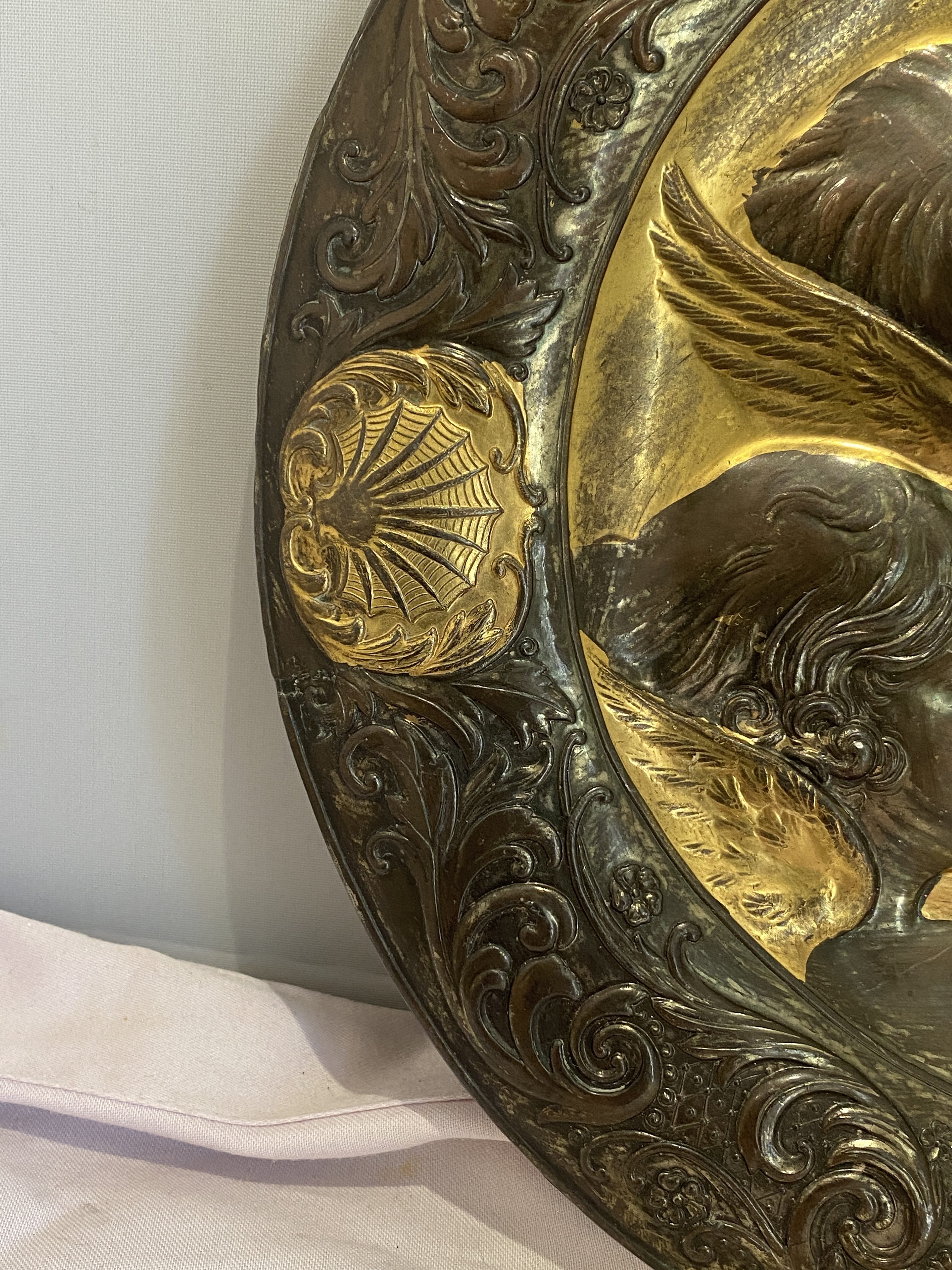 Vintage repoussé plaque of four winged angels (1255) - Image 8