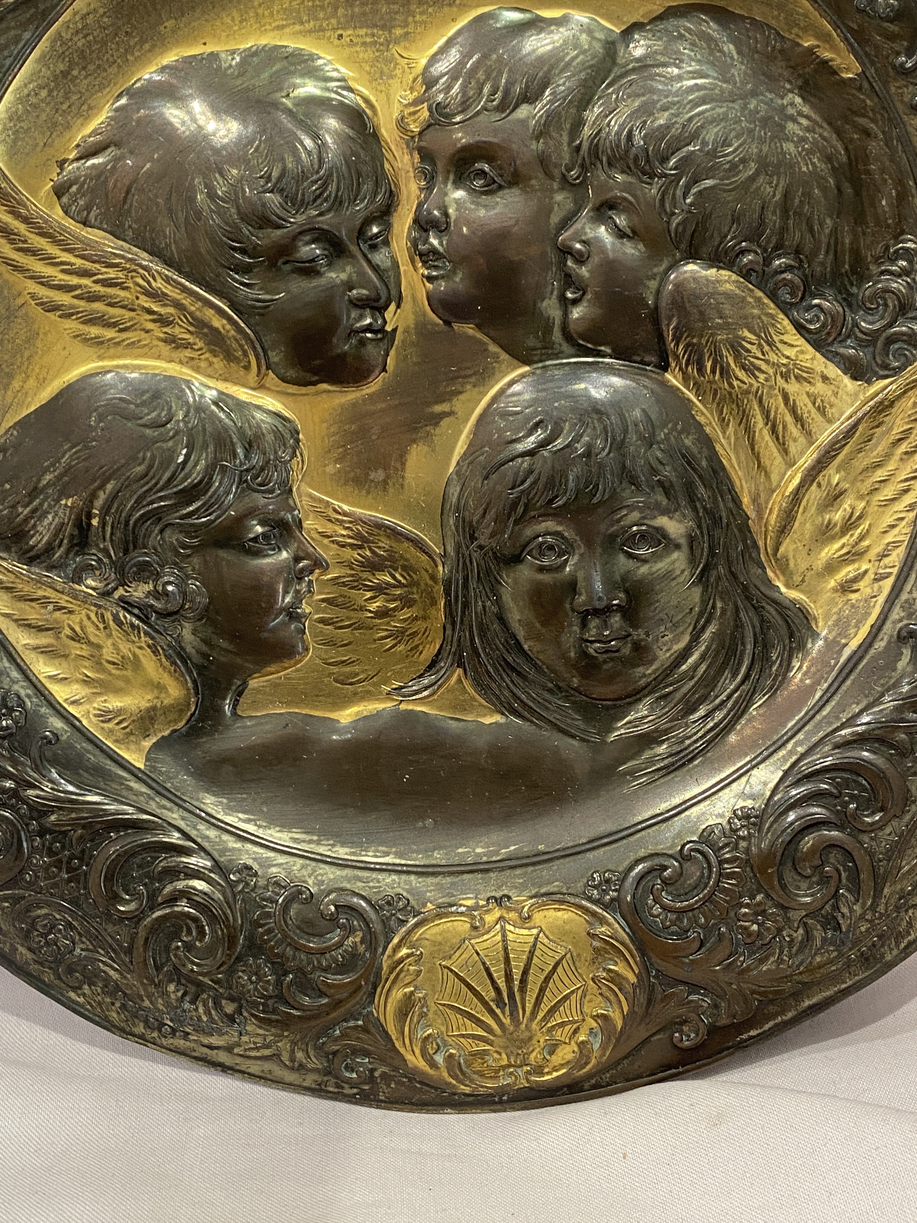 Vintage repoussé plaque of four winged angels (1255) - Image 7