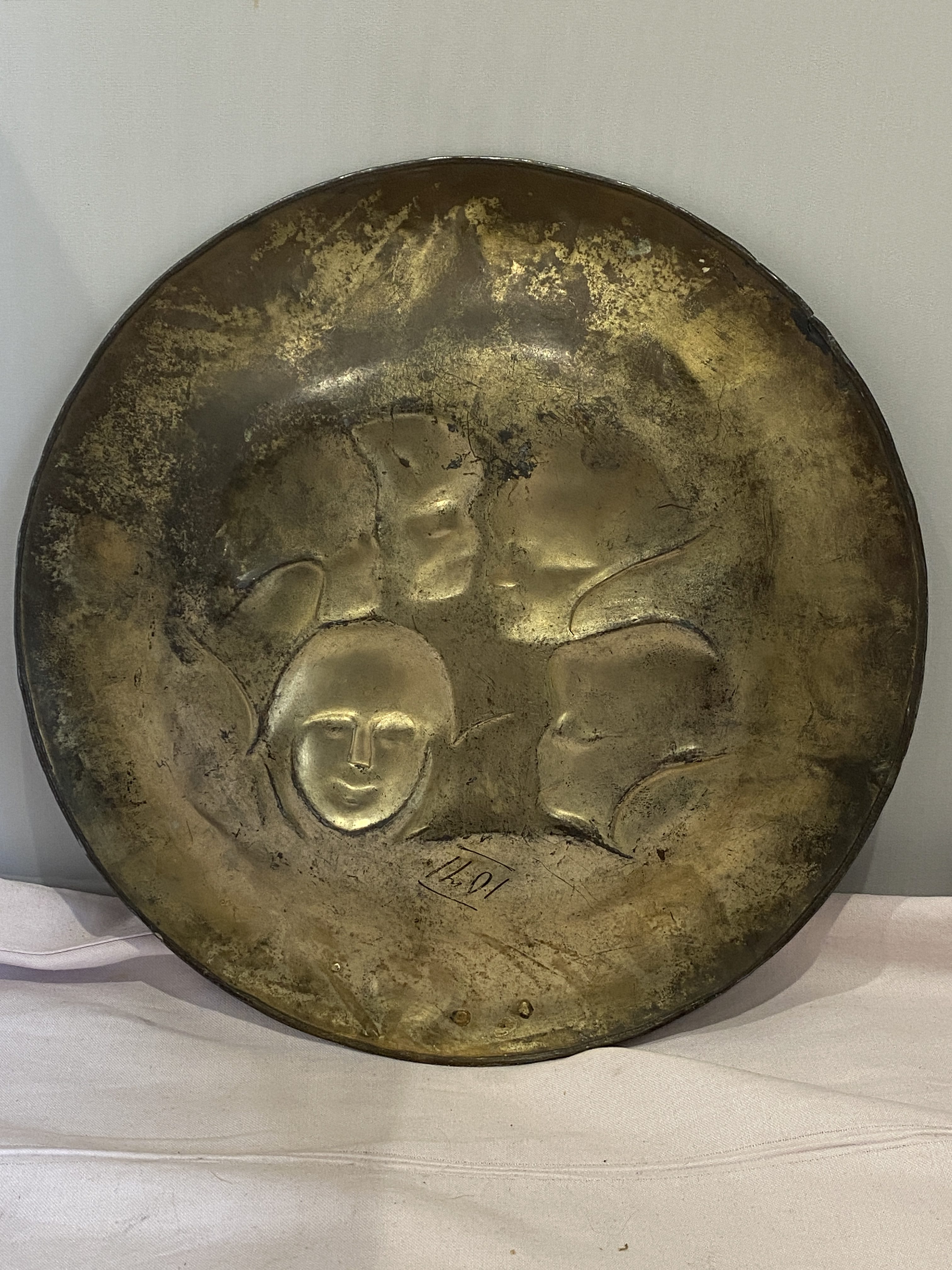 Vintage repoussé plaque of four winged angels (1255) - Image 3