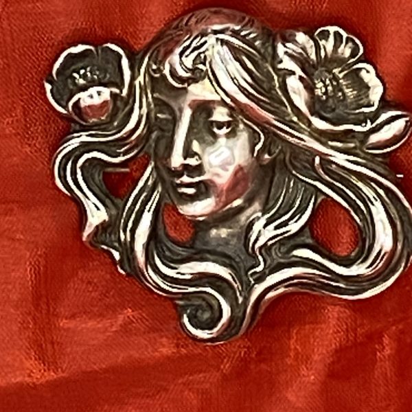 Art Nouveau Style Woman’s Face with Floral Motif Sterling Silver Brooch. (1264)