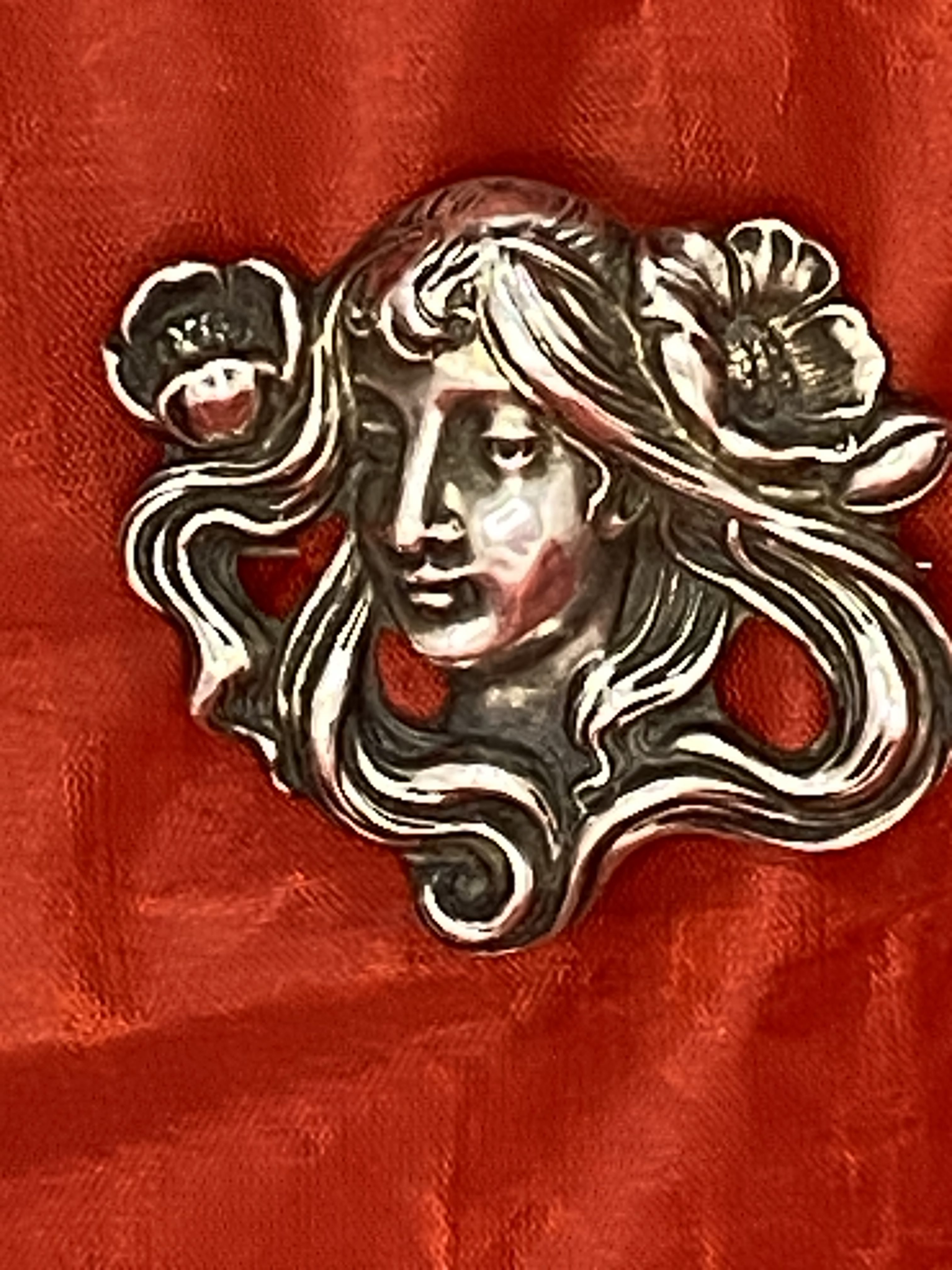 Art Nouveau Style Woman’s Face with Floral Motif Sterling Silver Brooch. (1264)