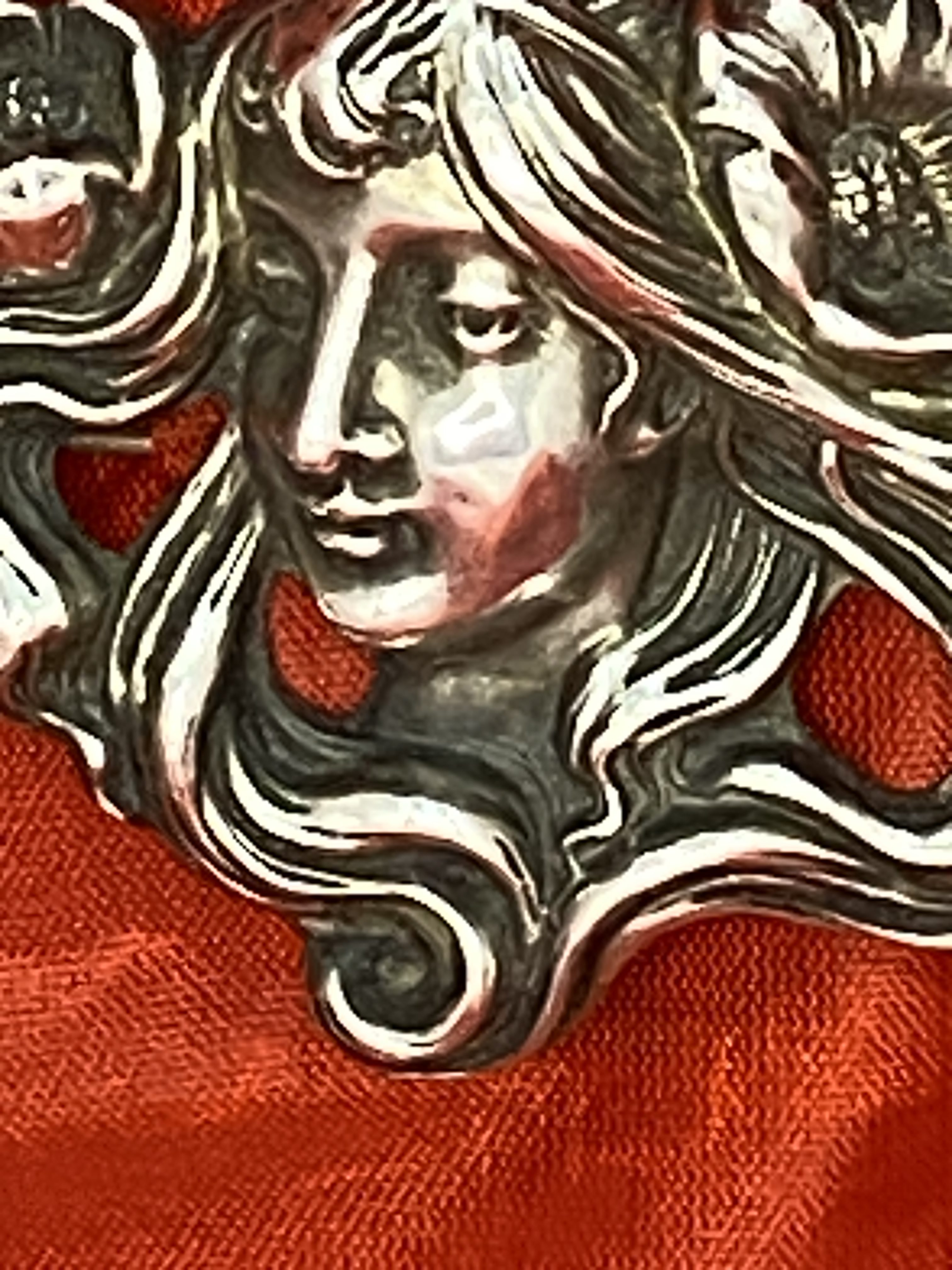 Art Nouveau Style Woman’s Face with Floral Motif Sterling Silver Brooch. (1264) - Image 9