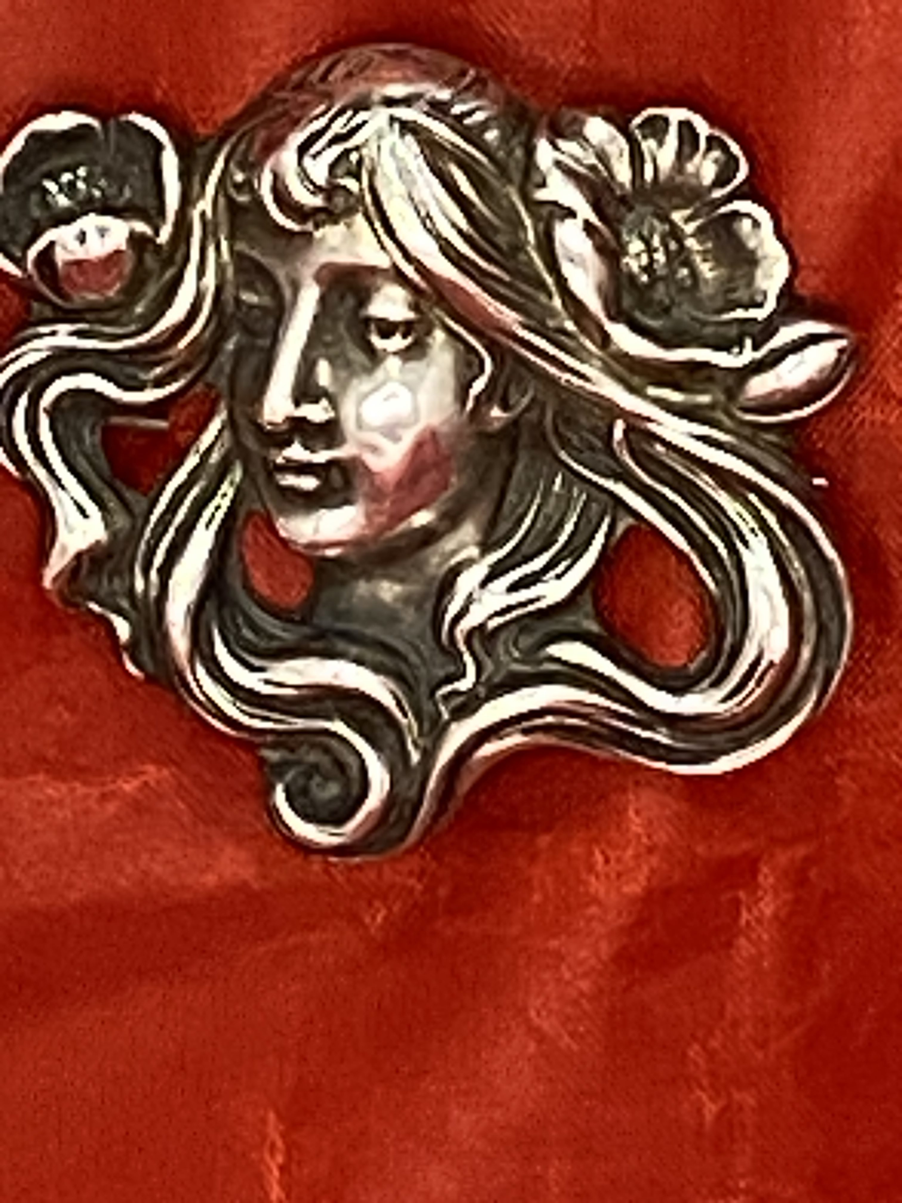 Art Nouveau Style Woman’s Face with Floral Motif Sterling Silver Brooch. (1264) - Image 8
